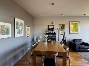 レイキャビクにあるModern 2BR Apartment with Balcony and Stunning Viewsの木製のテーブルと椅子のあるリビングルーム