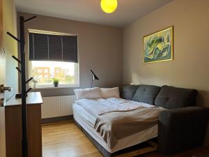 レイキャビクにあるModern 2BR Apartment with Balcony and Stunning Viewsのベッドと窓のある寝室