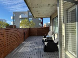 レイキャビクにあるModern 2BR Apartment with Balcony and Stunning Viewsの建物の上に椅子とテーブルが置かれたバルコニー