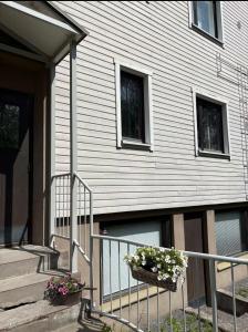 ein Haus mit zwei Blumenkörben auf der Treppe in der Unterkunft RD Apartments - Viinikan Ruusu in Tampere