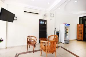 Kuchyň nebo kuchyňský kout v ubytování Hotel O Bahau Near Taisho Mountain Formerly Sri Mutiara Bahau