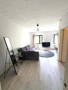 ein Wohnzimmer mit Sofa und Fernseher in der Unterkunft RD Apartments - Viinikan Ruusu in Tampere