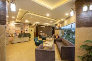 ニューデリーにあるHotel Park Tree Near Airport Delhiの建物内のソファとテーブルのあるロビー