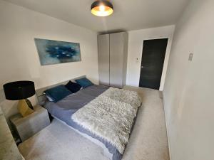 a bedroom with a bed with a furry blanket at Luxury 2 double bedroom Apt in the heart of Purley in Purley