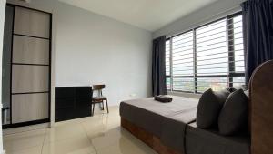 ein Schlafzimmer mit einem Bett und einem großen Fenster in der Unterkunft Greenfield Regency by Antlerzone in Johor Bahru + 5 Fotos