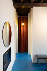 einen Flur mit einem Spiegel und einer Holztür in der Unterkunft Splendido trilocale di design nel centro di Milano - Mirable PM in Mailand