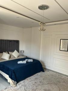 Ένα ή περισσότερα κρεβάτια σε δωμάτιο στο Golden Pyramid Panorama Apartment