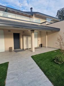 NervianoにあるRiVaLoVEの前に私道がある家