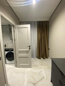 een witte deur in een kamer met een magnetron bij Central Guesthouse in Kapan