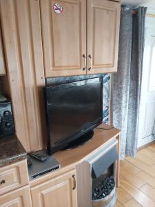 Küche mit Mikrowelle in der Unterkunft The Chase Caravan Park Ingoldmells ref EE in Skegness