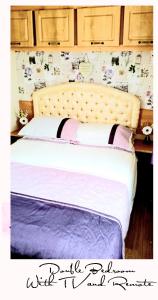 ein Schlafzimmer mit einem Bett mit einer Blumenwand in der Unterkunft The Chase Caravan Park Ingoldmells ref EE in Skegness