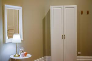 a room with a white cabinet and a table with a lamp at GuestReady - Casa Conforto & Chiado in Ponta Delgada