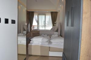 1 dormitorio con 1 cama en el espejo en ViS, en Kopaonik 35 fotos más