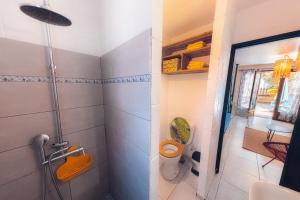 Koupelna v ubytování Kaz Lotis - à 50m de la plage Roches Noires + 4 fotografie