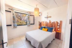 Postel nebo postele na pokoji v ubytování Kaz Lotis - à 50m de la plage Roches Noires