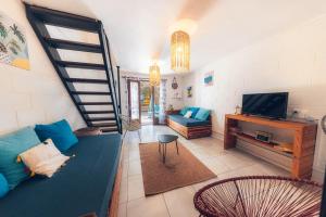 TV a/nebo společenská místnost v ubytování Kaz Lotis - à 50m de la plage Roches Noires