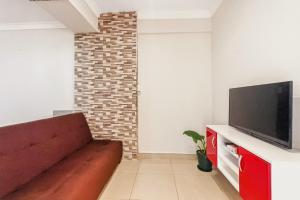 ein Wohnzimmer mit Couch und Flachbildfernseher in der Unterkunft Beach Hurst 303 in Durban