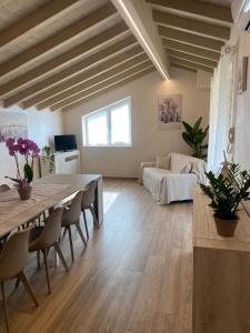 a large living room with a large table and chairs at Sole e Luna nella Vigna in Villanuova sul clisi