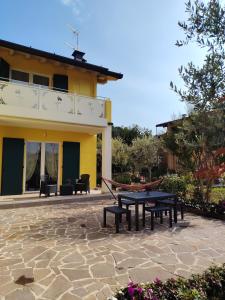 a patio with ping pong tables in front of a house at Sole e Luna nella Vigna in Villanuova sul clisi
