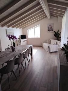 a living room with a table and chairs and a couch at Sole e Luna nella Vigna in Villanuova sul clisi