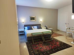 a bedroom with a bed and a rug at Hotel Minerva in Ravenna