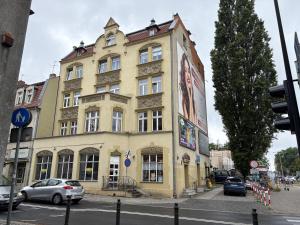 ein gelbes Gebäude an der Ecke einer Straße in der Unterkunft Kawka i herbatka in Zielona Góra