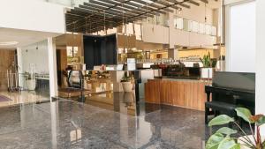 Un vestíbulo con piano y un restaurante en Yasmin Hotel Karawaci, en Tangerang