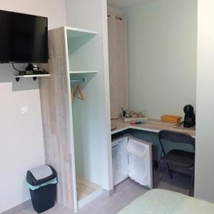 Μια τηλεόραση ή/και κέντρο ψυχαγωγίας στο Studio charmant près de Notre-Dame-des-Millières