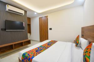 une chambre avec un lit et une télévision à écran plat dans l'établissement FabHotel Sky I, à Gurgaon