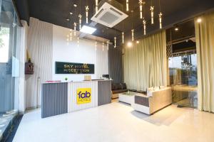 - un hall avec une télévision et une salle d'attente dans l'établissement FabHotel Sky I, à Gurgaon 24 autres photos