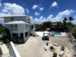 Casa blanca grande con patio y piscina en Eco Friendly Secluded OceanView Pool near Key West, en Cudjoe Key