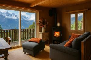 Nespecifikovaný výhled na hory nebo výhled na hory při pohledu z chaty