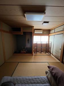 Ένα ή περισσότερα κρεβάτια σε δωμάτιο στο 民泊 シェアハウス北浦