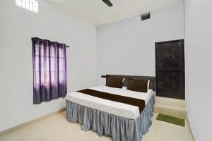 een slaapkamer met een groot bed in een kamer bij Hotel O Dream Star in Bhilai
