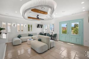 Una sala de estar con dos sofás y una mesa. en Majo Suites Hotel, en Agia Anna de Naxos