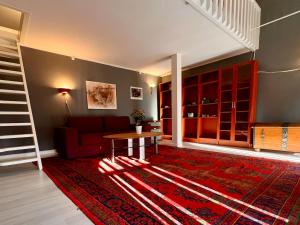 Φωτογραφία από το άλμπουμ του Centrally-located Unique Private apartment with 3 floors σε Smedjebacken