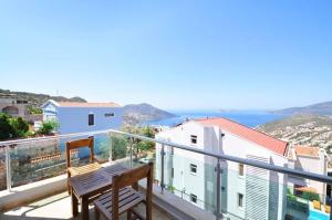 un balcone con tavolo e vista sull'oceano di Villa Mevsim a Kaş