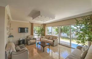un soggiorno con divani e TV di Villa Mevsim a Kaş