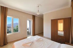 una camera da letto con un letto grande e una finestra di Villa Mevsim a Kaş Altre 32 foto