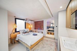 Ένα ή περισσότερα κρεβάτια σε δωμάτιο στο Pavillon 15 Darcy - Appart-suites urbaines & design +24 φωτογραφίες