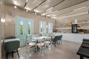 Un comedor con mesa y sillas en Majo Suites Hotel, en Agia Anna de Naxos