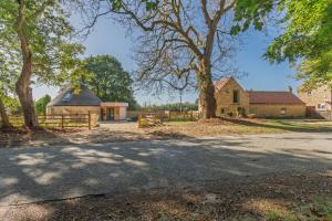 BrauncewellにあるHorse Ginの古い家と柵のある納屋