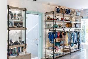 un vestidor con perchero en Majo Suites Hotel, en Agia Anna de Naxos 202 fotos más