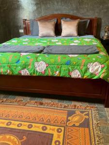 Postel nebo postele na pokoji v ubytování Serenity House khlongnin