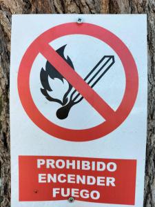 Hay un cartel de prohibido fumar colocado en un árbol. en SOLECITO, en Chiclana de la Frontera