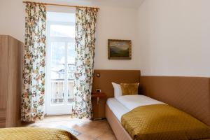 Ένα ή περισσότερα κρεβάτια σε δωμάτιο στο Höllental heritage house - Alpspitzblick - 1