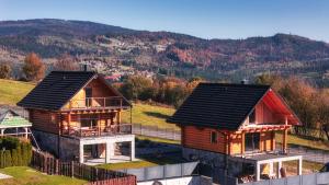 Nespecifikovaný výhled na hory nebo výhled na hory při pohledu z prázdninového domu