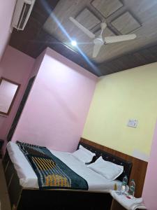 Ένα ή περισσότερα κρεβάτια σε δωμάτιο στο Hotel Gopal Place