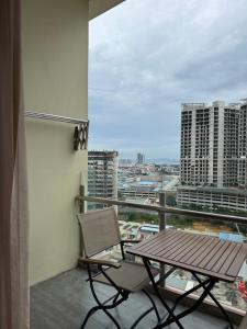 Balkón nebo terasa v ubytování Staycation at Nagoya Thamrin City Apartment Tower A-15