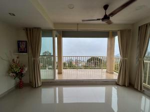 Μπαλκόνι ή βεράντα στο Valley-View 1 BHK In Mahabaleshwar